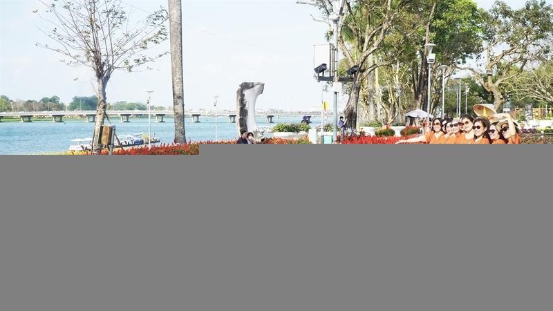 Tranh thủ thời tiết đẹp để lưu lại những bức ảnh của Tết Bính Ngọ