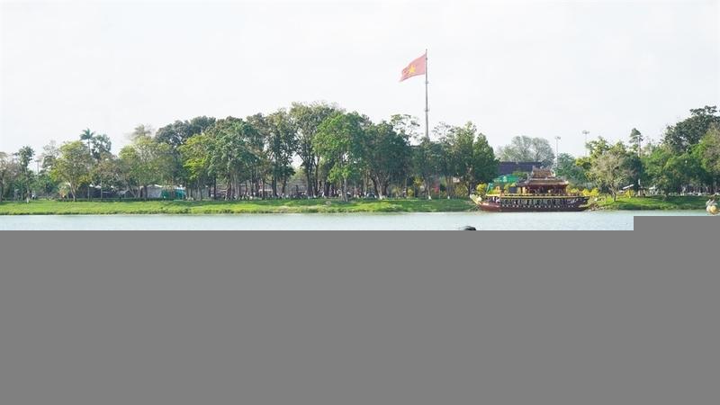 Không gian Tết Huế vừa rực rỡ, hiện đại nhưng cũng pha lẫn chút truyền thống cổ kính