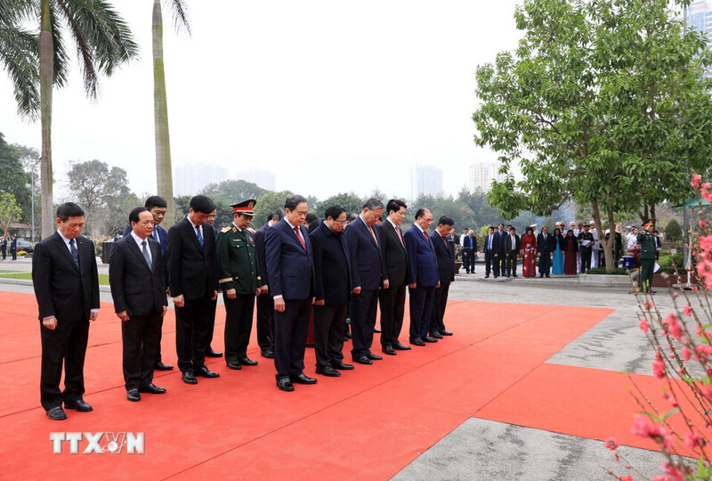 Đoàn đại biểu lãnh đạo Đảng, Nhà nước, Ủy ban Trung ương Mặt trận Tổ quốc Việt Nam dâng hương tưởng niệm các vị tiền bối cách mạng và anh hùng, liệt sỹ tại Nghĩa trang Mai Dịch. Ảnh: Văn Điệp/TTXVN