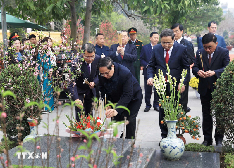 Thủ tướng Phạm Minh Chính dâng hương tưởng niệm các vị tiền bối cách mạng và các anh hùng, liệt sỹ tại Nghĩa trang Mai Dịch, Hà Nội. Ảnh: Văn Điệp/TTXVN