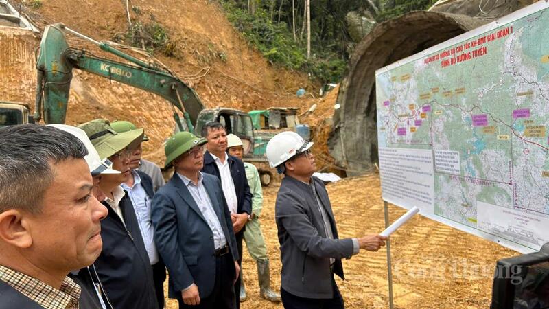 Nhà thầu báo cáo tiến độ với lãnh đạo UBND tỉnh Đắk Lắk. Ảnh: Vũ Long