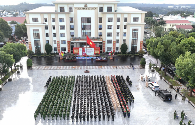 Công an tỉnh Đắk Lắk tổ chức lễ ra quân cao điểm tấn công, trấn áp tội phạm, bảo đảm an ninh, trật tự phục vụ Đại hội đại biểu toàn quốc lần thứ XIV của Đảng, Cuộc bầu cử đại biểu Quốc hội khóa XVI, bầu cử đại biểu HĐND các cấp nhiệm kỳ 2026 - 2031 và Tết Nguyên đán Bính Ngọ 2026. Ảnh: Quốc Dũng