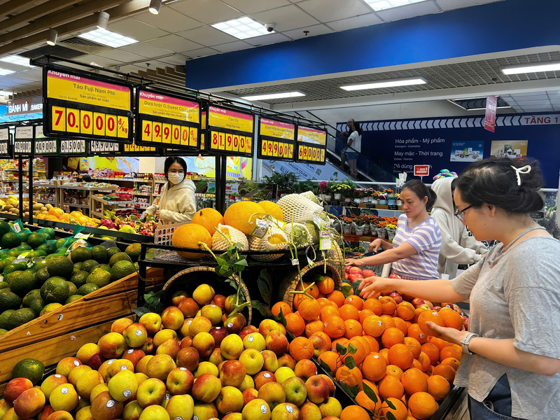 Khách hàng chọn mua trái cây tươi tại hệ thống siêu thị Co.opmart với nhiều chương trình khuyến mãi kích cầu đầu năm. Ảnh: Phương Hoa