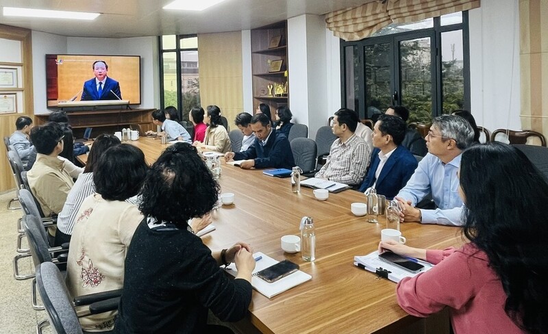 Chi bộ Cục Thương mại điện tử và Kinh tế số tham gia trực tuyến Hội nghị quán triệt và triển khai các nghị quyết của Bộ Chính trị.