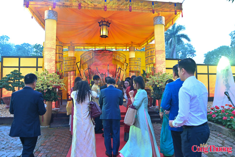 Lễ khai xuân với không khí lễ hội hân hoan đã tái hiện sinh động khí thế thiêng liêng của kinh đô xưa mỗi độ xuân về.