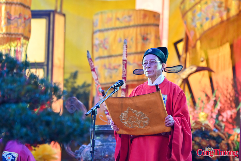 “Lễ dâng hương khai xuân trở thành biểu tượng của niềm tin và sự gắn kết, góp phần hun đúc ý chí, khơi dậy khát vọng vươn lên, tạo sự đồng thuận xã hội và cổ vũ toàn Đảng, toàn quân, toàn dân chung sức, đồng lòng xây dựng đất nước phát triển nhanh, bền vững, phồn vinh và hạnh phúc. Khí thế của mùa xuân Bính Ngọ hôm nay chính là lời khẳng định cho niềm tin về một tương lai tươi sáng, một Việt Nam hùng cường”, ông Nguyễn Thanh Quang bày tỏ.