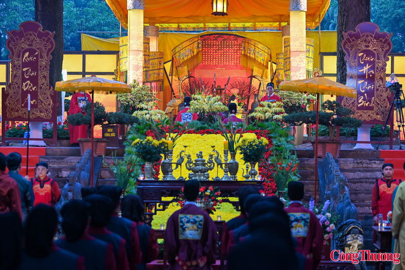 Theo Ban Tổ chức, Điện Kính Thiên là trung tâm quyền lực của kinh đô Thăng Long xưa, nơi hội tụ linh khí đất trời, biểu tượng cho quốc thống và chính mạch vương triều suốt nhiều thế kỷ. Việc tổ chức Lễ khai xuân tại không gian linh thiêng này không chỉ mang giá trị nghi lễ đầu năm mà còn khẳng định tinh thần kế thừa, tôn vinh truyền thống lịch sử, tri ân tiên tổ và hun đúc niềm tự hào dân tộc.