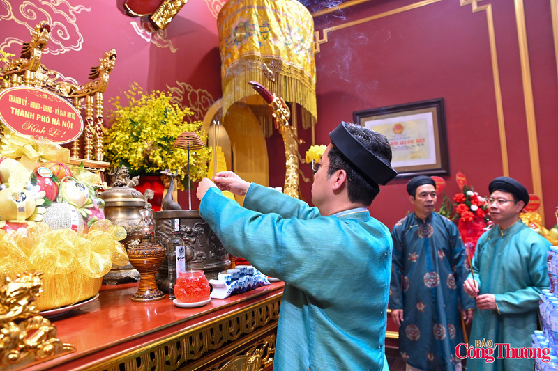 Lễ dâng hương được thực hiện trang trọng, thể hiện lòng thành kính, thể hiện đạo lý “uống nước nhớ nguồn”, tôn vinh truyền thống lịch sử, khơi dậy tinh thần tự tôn dân tộc và niềm tin vào tương lai.