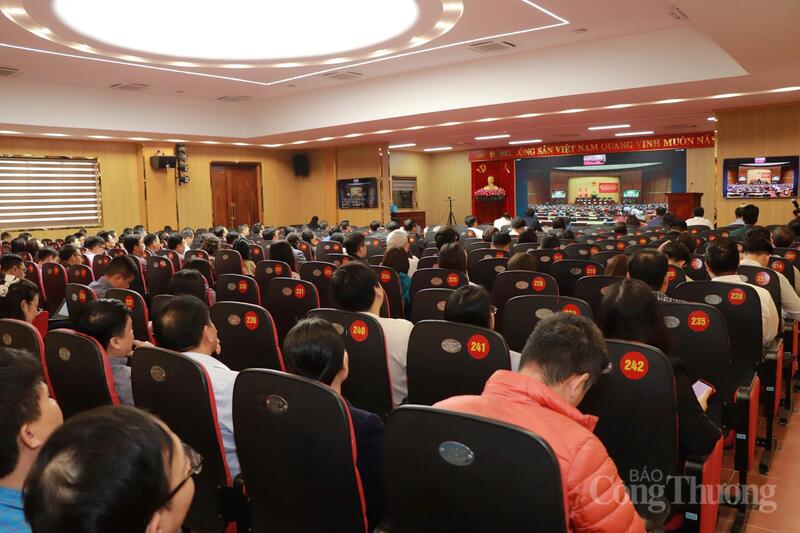 Tại điểm cầu chính tại trụ sở Bộ Công Thương (54 Hai Bà Trưng, Hà Nội), các Đảng bộ, Chi bộ trực thuộc đã tham gia trực tuyến Hội nghị toàn quốc nghiên cứu, học tập, quán triệt và triển khai thực hiện Nghị quyết số 79-NQ/TW về phát triển kinh tế nhà nước; Nghị quyết số 80-NQ/TW về phát triển văn hóa Việt Nam.