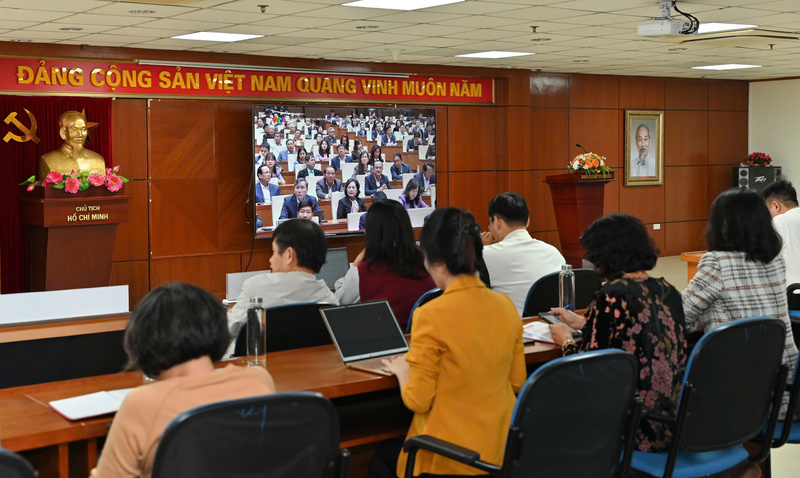 Đại biểu lắng nghe các chuyên đề tại hội nghị.