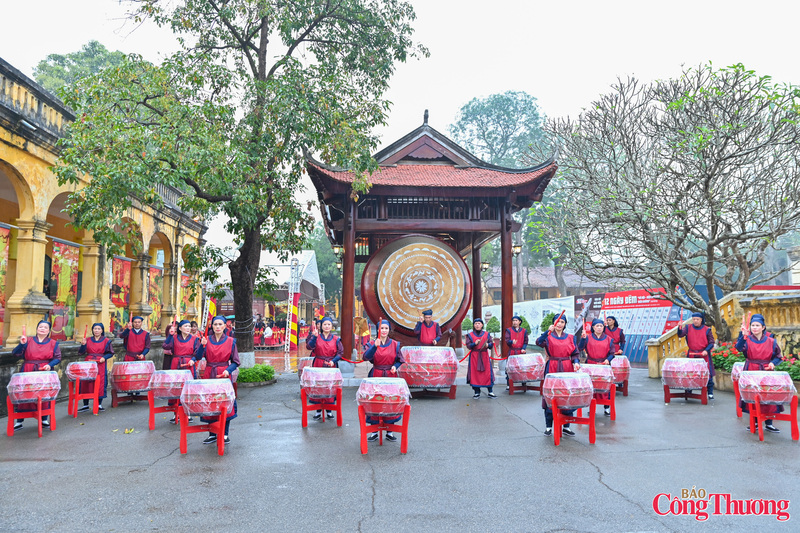 Sau phần nghi lễ trang trọng là không khí hội xuân tưng bừng, rộn rã với các hoạt động: Trống hội ba hồi chín tiếng, múa trống hội, rồng uốn lượn hai bên bậc thềm lên sân Rồng Điện Kính Thiên, múa cờ ngũ hành.