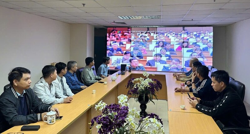 Chi bộ Viện nghiên cứu Điện tử, Tin học, Tự động hoá học tập, quán triệt triển khai các Nghị quyết của Bộ Chính trị.