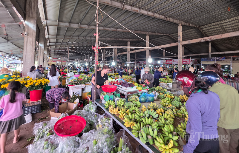Ghi nhận của phóng viên Báo Công Thương vào sáng ngày 2/3 (tức ngày 14 tháng Giêng Âm lịch), không khí mua sắm tại các chợ lớn trên địa bàn tỉnh Hà Tĩnh đã trở nên náo nhiệt.