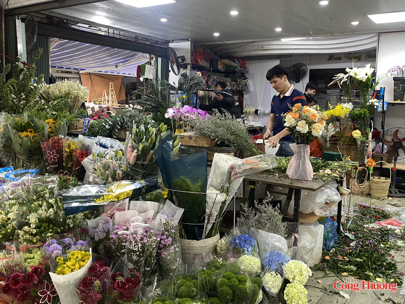 Các cửa hàng hoa tất bật cắm hoa, hoàn thiện đơn đặt trước cho khách.