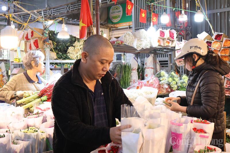 Anh Hoàng Nam (quận Ba Đình) chia sẻ: "Dù còn vài ngày mới đến lễ, tôi vẫn tranh thủ đi sớm để chọn được những bó hoa tươi ưng ý nhất. Giá hoa ghi nhận mức tăng gấp đôi ngày thường, song nguồn hàng rất phong phú. Việc tự tay chuẩn bị quà giúp tôi gửi gắm trọn vẹn lòng biết ơn tới những người phụ nữ thân yêu". Ảnh: Phương Hà