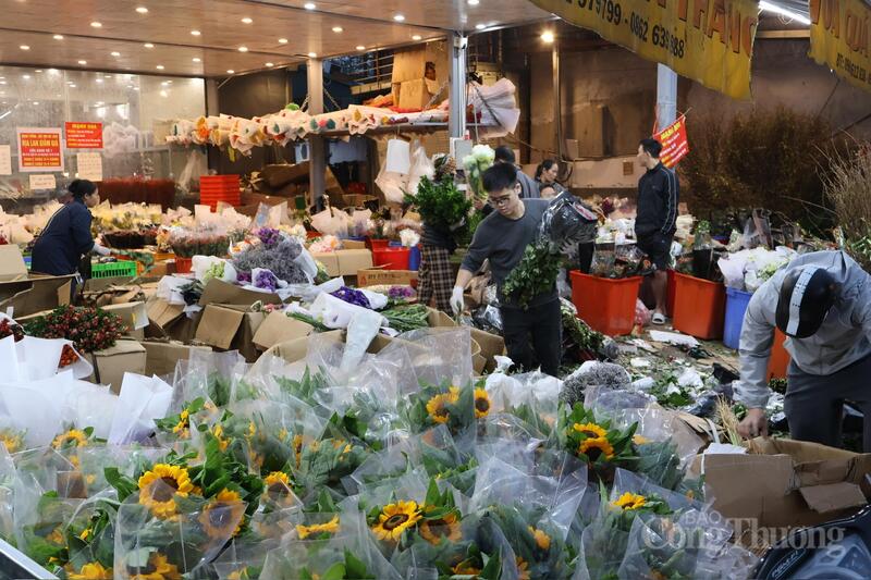Chợ hoa Quảng An ghi nhận không khí mua bán sôi động rạng sáng 5/3.