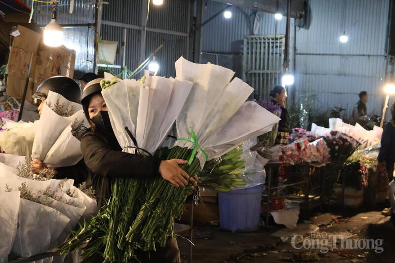 Hà Nội: Chợ hoa Quảng An nhộn nhịp, giá tăng cao dịp 8/3 - 14