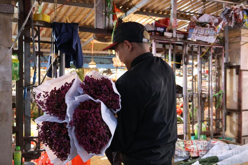 Cánh "mày râu" chiếm số lượng lớn tại các sạp hàng. Nhiều người tranh thủ đi chợ sớm, tỉ mỉ chọn lựa những đóa hoa rực rỡ dành tặng người phụ nữ thân yêu.