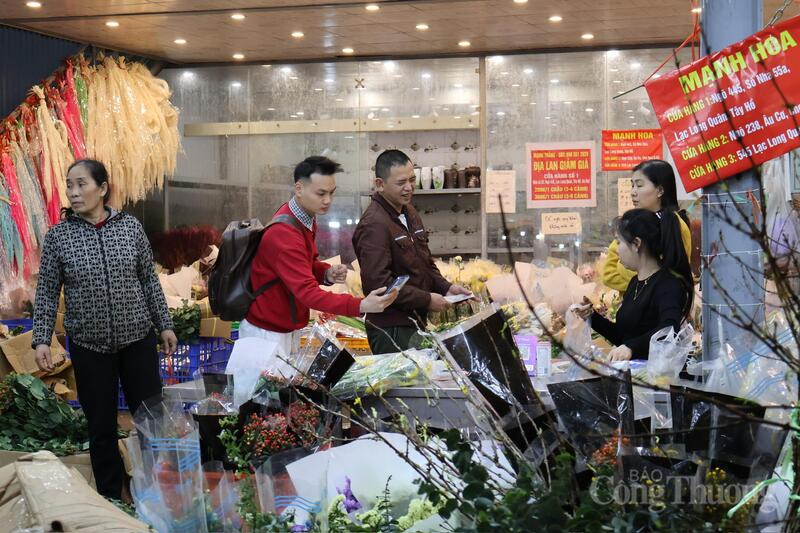 Hà Nội: Chợ hoa Quảng An nhộn nhịp, giá tăng cao dịp 8/3 - 4