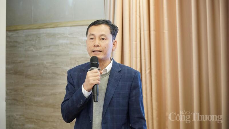 Ông Nguyễn Văn Thành, Trưởng phòng Chính sách, Cục Thương mại điện tử và Kinh tế số trình bày báo cáo tiến độ và các nội dung chính của dự thảo Nghị định