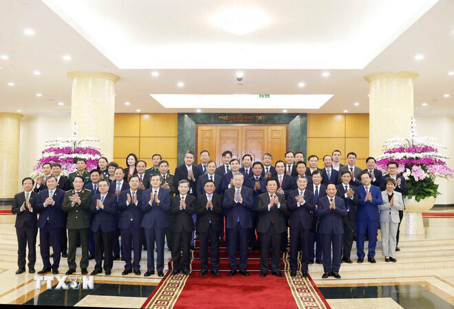 Tổng Bí thư Tô Lâm, các đại biểu và thành viên Hội đồng Lý luận Trung ương nhiệm kỳ 2026 - 2031. (Ảnh: Thống Nhất/TTXVN)