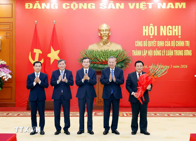 Tổng Bí thư Tô Lâm trao Quyết định của Bộ Chính trị thành lập Hội đồng Lý luận Trung ương nhiệm kỳ 2026 - 2031. Ảnh: Thống Nhất/TTXVN