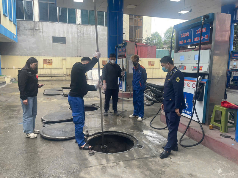 Lực lượng Quản lý thị trường Hà Nội kiểm tra, giám sát thực tế tại một số cây xăng trên địa bàn thành phố. Ảnh: Quản lý thị trường Hà Nội