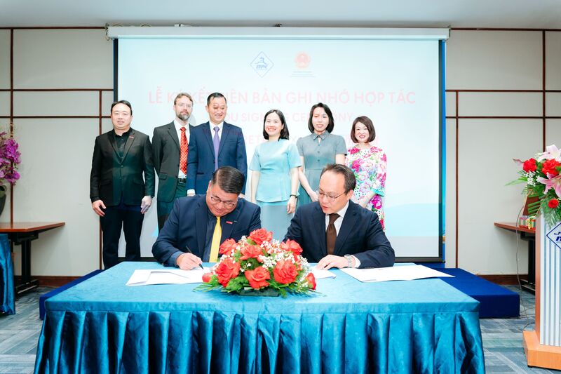 Lễ ký kết Biên bản Ghi nhớ hợp tác giữa Tập đoàn Central Retail Việt Nam và Tập đoàn Lotte Plaza.