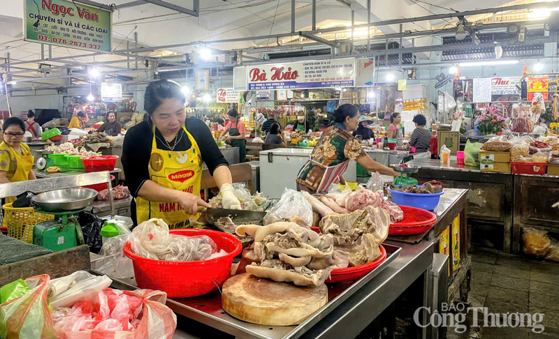 Thị trường hàng hoá thiết yếu, thịt lợn tại chợ Đông Ba vẫn ổn định, giá bình ổn