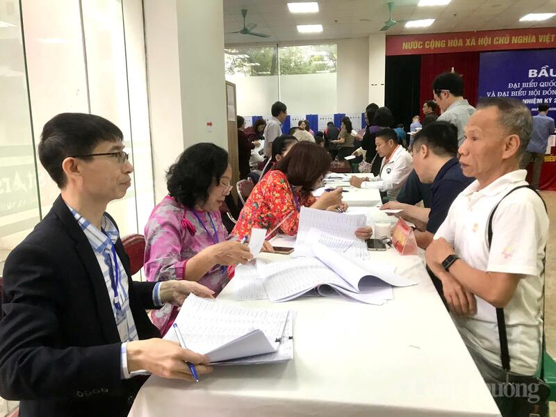 Công tác tổ chức bầu cử được thực hiện đúng quy trình, khoa học, đảm bảo thuận lợi tốt nhất cho cử tri. Ảnh: Bảo Thoa