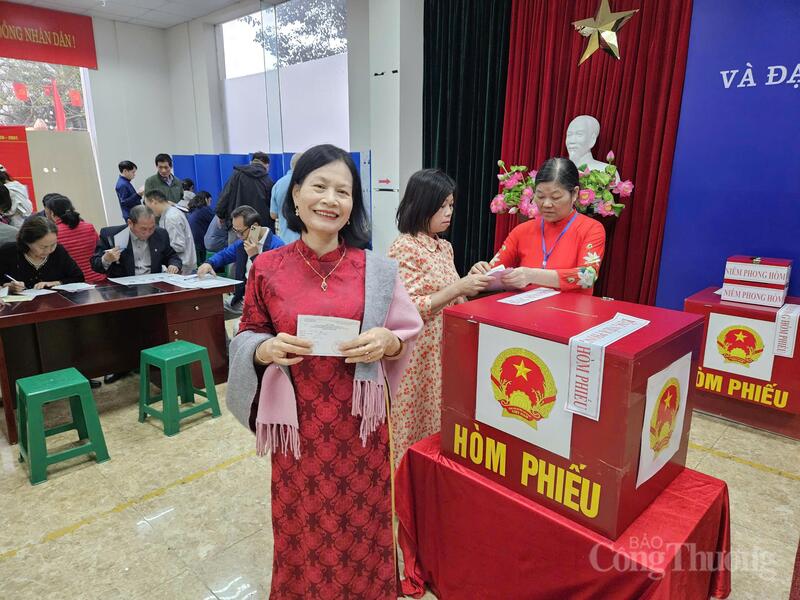 Tham gia bầu cử với mỗi cử tri là trách nhiệm, là niềm vinh dự và tự hào. Ảnh: Bảo Thoa