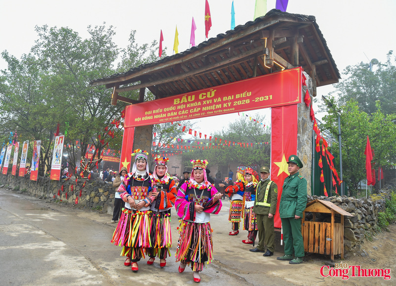 Tại điểm bầu cử đặc biệt ở thôn Lô Lô Chải, dưới chân Cột cờ Lũng Cú, không khí ngày bầu cử trở nên rộn ràng, rực rỡ sắc màu từ trang phục của đồng bào Lô Lô, Mông. Ảnh: Nam Nguyễn