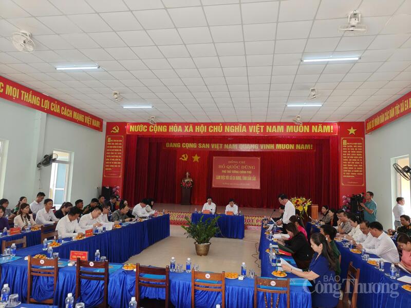 Toàn cảnh buổi làm việc của Phó Thủ tướng Hồ Quốc Dũng với xã Ea Bung