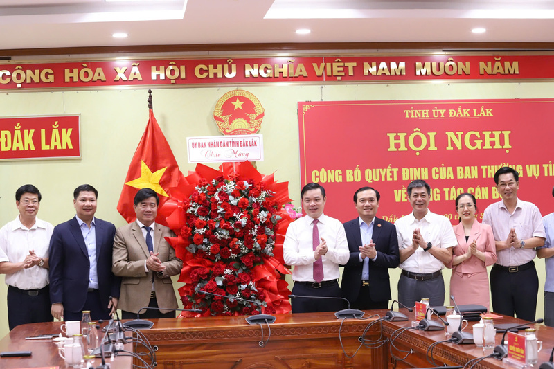 Lãnh đạo UBND tỉnh, các sở, ngành tặng hoa chúc mừng ông Đỗ Hữu Huy. Ảnh: Tài Đại