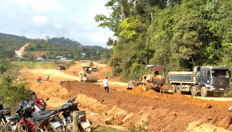 Chủ tịch UBND tỉnh Quảng Ngãi Nguyễn Hoàng Giang yêu cầu các đơn vị thi công tranh thủ thời tiết thuận lợi, huy động tối đa máy móc, thiết bị và nhân lực để tổ chức thi công 3 ca, 4 kíp trên công trường. Ảnh: Nguyễn Dương
