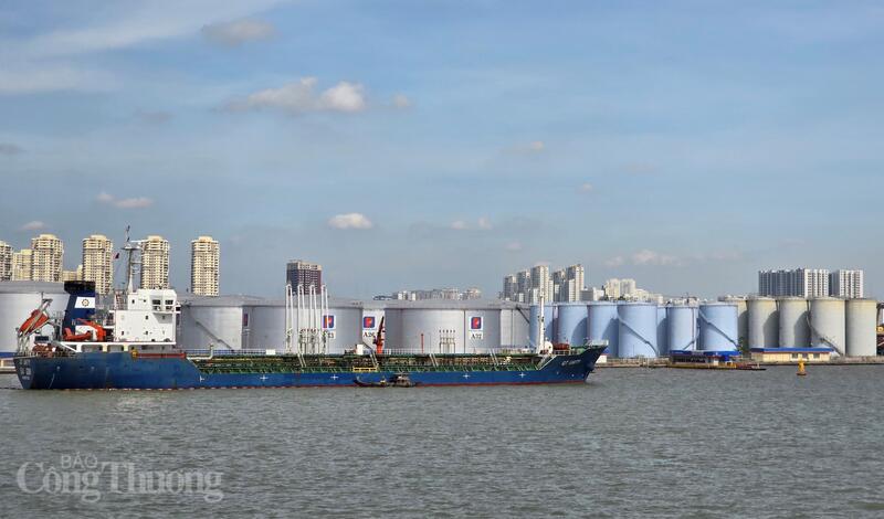 Khu vực kho chứa xăng dầu tại cảng Thị Vải. Ảnh: Thu Hường