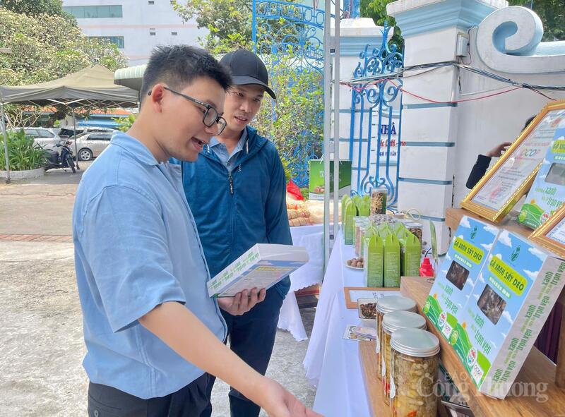 Thông qua các chương trình xúc tiến thương mại, doanh nghiệp và cơ sở sản xuất có cơ hội tìm kiếm đối tác, mở rộng đầu ra. Ảnh: Bích Thu