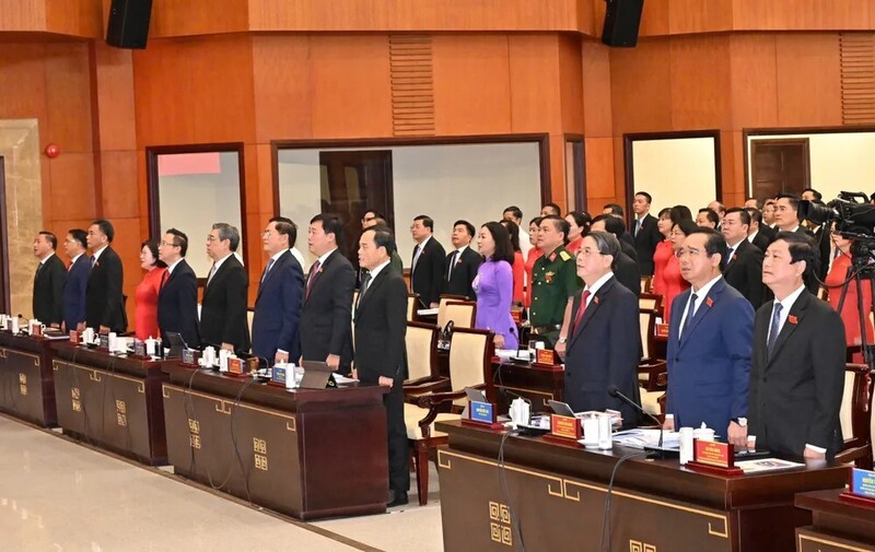 Các đại biểu thực hiện nghi thức chào cờ tại buổi khai mạc kỳ họp. Ảnh: Việt Dũng.