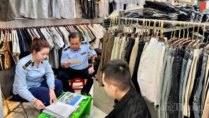 Lực lượng quản lý thị trường kiểm tra một hộ kinh doanh trên địa bàn.