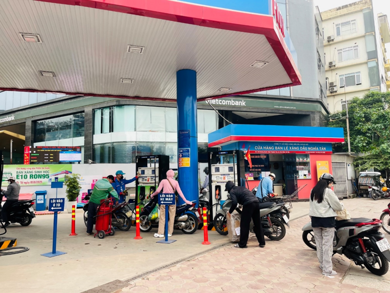 Người dân dần chuyển sang sử dụng xăng E10 RON 95-III, thay vì xăng RON 95 như trước. Ảnh: Mai Linh