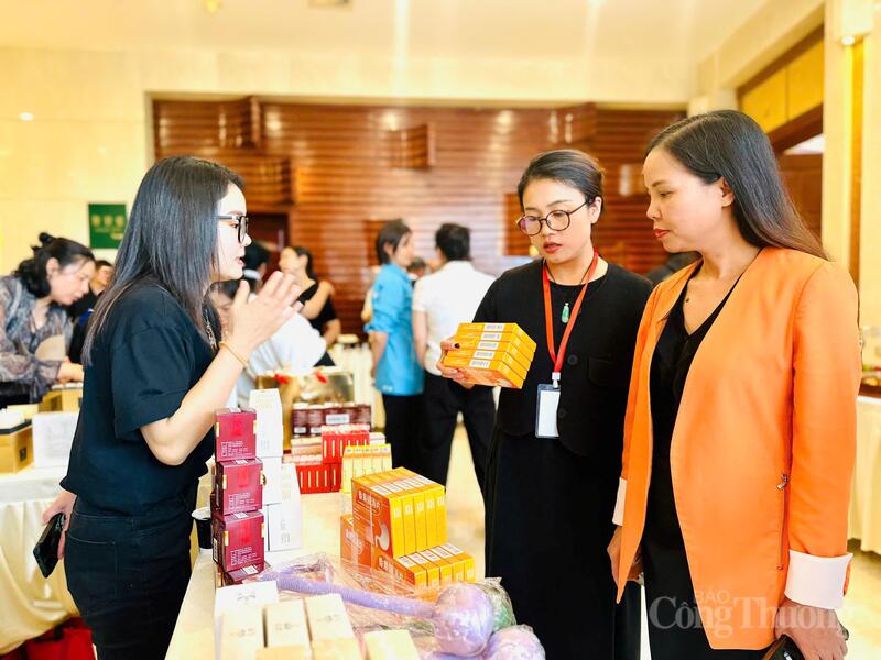 Bà Nguyễn Thị Thu Thủy - Phó Giám đốc Trung tâm Hỗ trợ xúc tiến thương mại và đầu tư, Cục Xúc tiến thương mại (Bộ Công Thương - áo cam) tại Hội nghị Kết nối doanh nghiệp thương mại xuất nhập khẩu Việt - Trung. Ảnh: Đỗ Nga