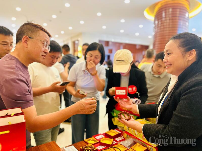 Doanh nghiệp thúc đẩy giao thương trực tiếp trong khuôn khổ chương trình Đoàn giao dịch Việt Nam - Vân Nam do Cục Xúc tiến thương mại tổ chức. Ảnh: Đỗ Nga