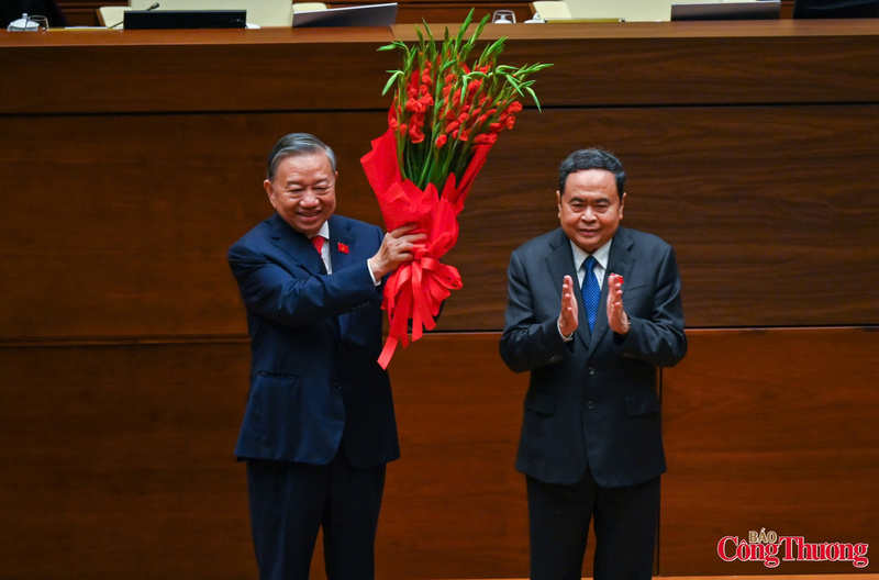 Chủ tịch Quốc hội khóa XVI Trần Thanh Mẫn tặng hoa chúc mừng Tổng Bí thư, Chủ tịch nước Tô Lâm.