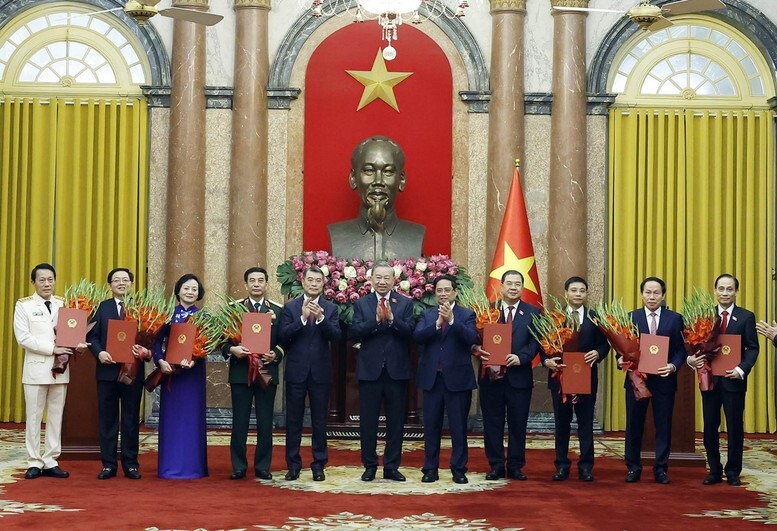 Tổng Bí thư, Chủ tịch nước Tô Lâm trao Quyết định bổ nhiệm cho 6 Phó Thủ tướng và Bộ trưởng Công an, Bộ trưởng Ngoại giao. Thủ tướng Lê Minh Hưng và nguyên Thủ tướng Phạm Minh Chính tặng hoa chúc mừng các đồng chí mới được bổ nhiệm. Ảnh: qdnd.vn