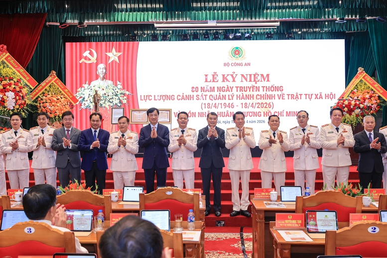 Thủ tướng cùng các đại biểu tại Lễ kỷ niệm - Ảnh: VGP/Nhật Bắc