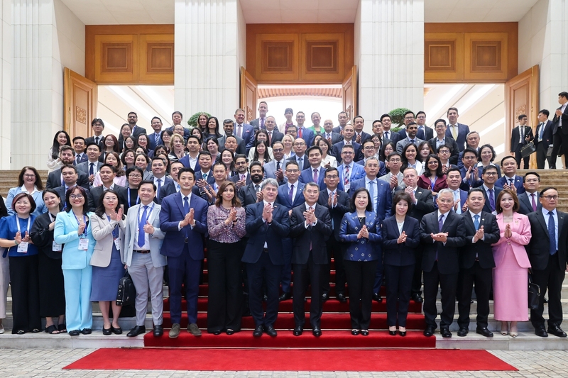 Thủ tướng Lê Minh Hưng và đại diện các doanh nghiệp hàng đầu của Hoa Kỳ - Ảnh: VGP/Nhật Bắc