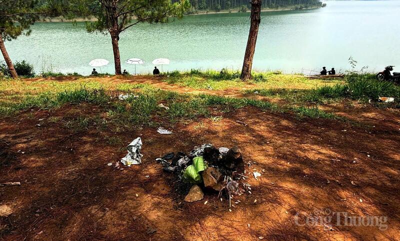Rác thải tại ven hồ Tuyền Lâm Đà Lạt. Ảnh: Vĩnh Quý