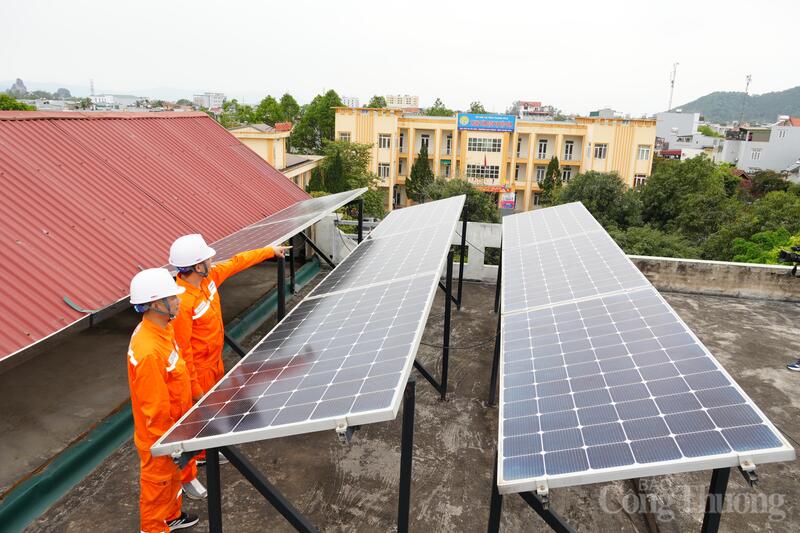 Điện mặt trời mái nhà kết hợp lưu trữ được xem là giải pháp giúp doanh nghiệp chủ động nguồn điện và tối ưu chi phí. Ảnh: Hùng Mạnh