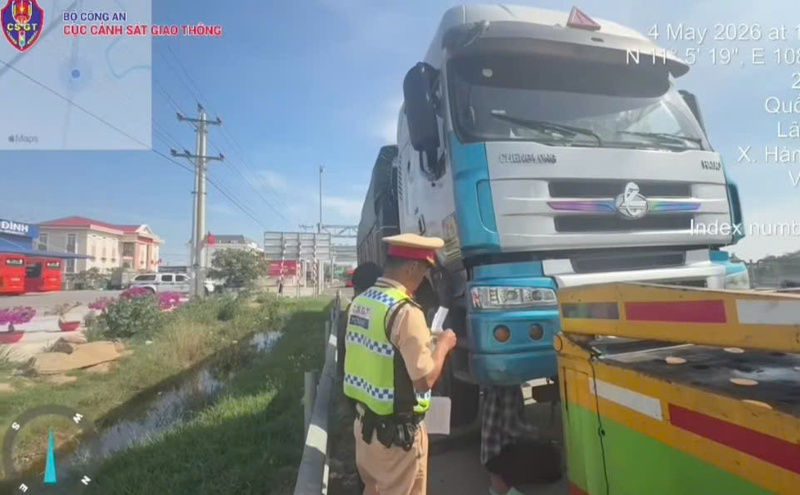 Lực lượng Cảnh sát giao thông niêm phong xe đầu kéo chở quá trọng tải để tạm giữ phương tiện 7 ngày theo quy định. Ảnh: Cục Cảnh sát giao thông