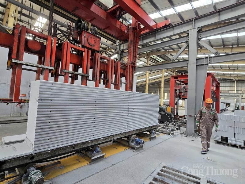 Sản phẩm bê tông chưng áp của Sông Đà Cao cường sử dụng tro xỉ của nhà máy nhiệt điện để sản xuất. Ảnh: Thu Hường